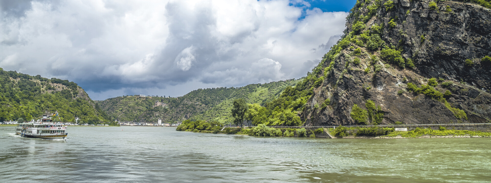 Loreleyfelsen ©  Loreleyfelsen mit einem Schiff auf dem Rhein im Vordergrund ©