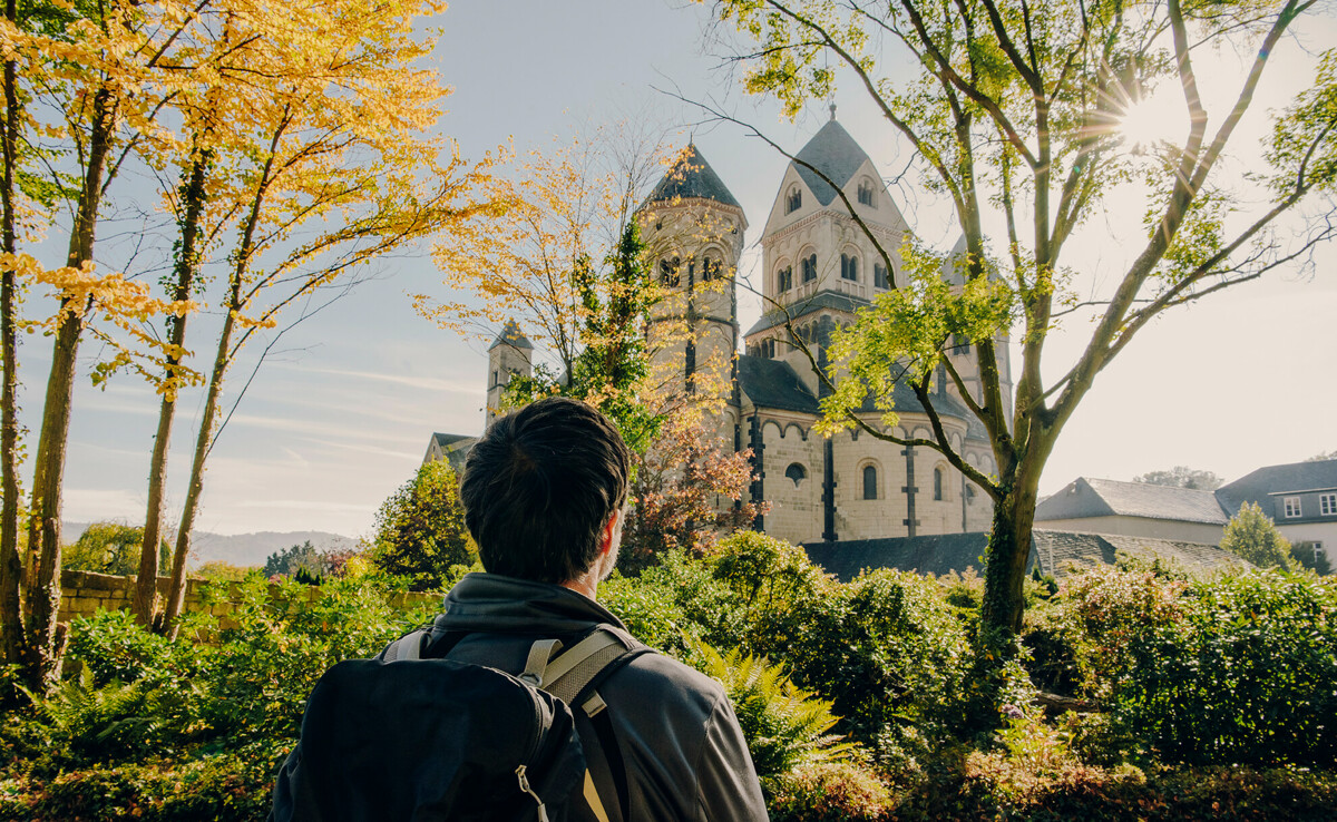 Maria Laach Abteikirche © Koblenz-Touristik GmbH, Philip Bruederle Mann von hinten blickt auf das Kloster Maria Laach im Herbst © Koblenz-Touristik GmbH, Philip Bruederle
