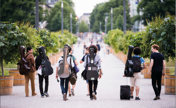 Guitar Festival © © by Kai Myller Fotografie Jugendlichen mit Gitarren auf den Rücken © © by Kai Myller Fotografie