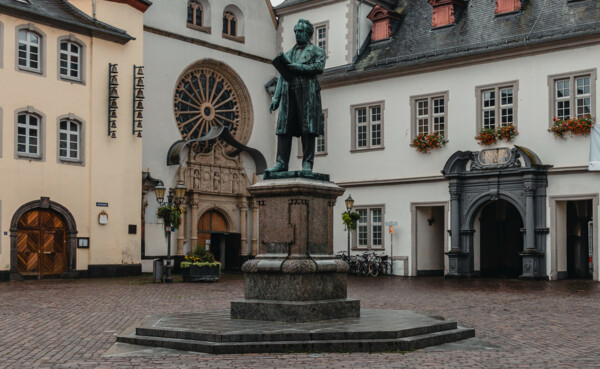 Jesuitenplatz Johannes-Müller-Denkmal Koblenz © Radosav Pavićević, Koblenz-Touristik GmbH Der Jesuitenplatz mit Johannes-Müller-Denkmal in der Koblenzer Altstadt. © Radosav Pavićević, Koblenz-Touristik GmbH
