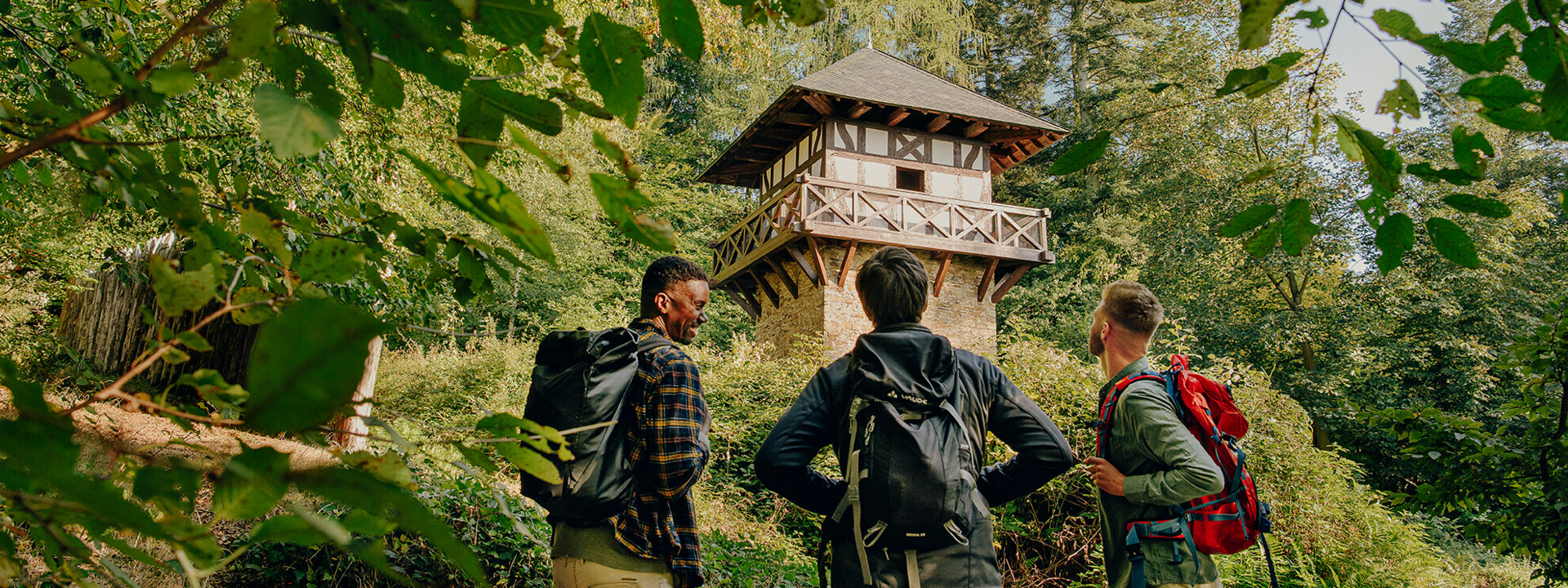 Wandergruppe steht vor einem Römerturm im Wald © Koblenz-Touristik GmbH, Philip Bruederle Wandergruppe steht vor einem Römerturm im Wald © Koblenz-Touristik GmbH, Philip Bruederle