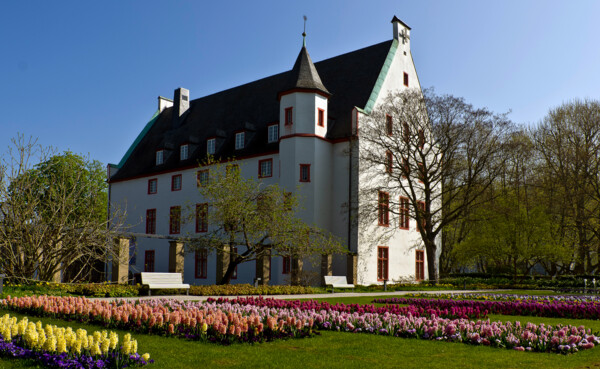 © Koblenz-Touristik GmbH, Christian Nentwig Blumenhof der Basilika St. Kastor mit dem Deutschherrenhaus im Hintergrund © Koblenz-Touristik GmbH, Christian Nentwig