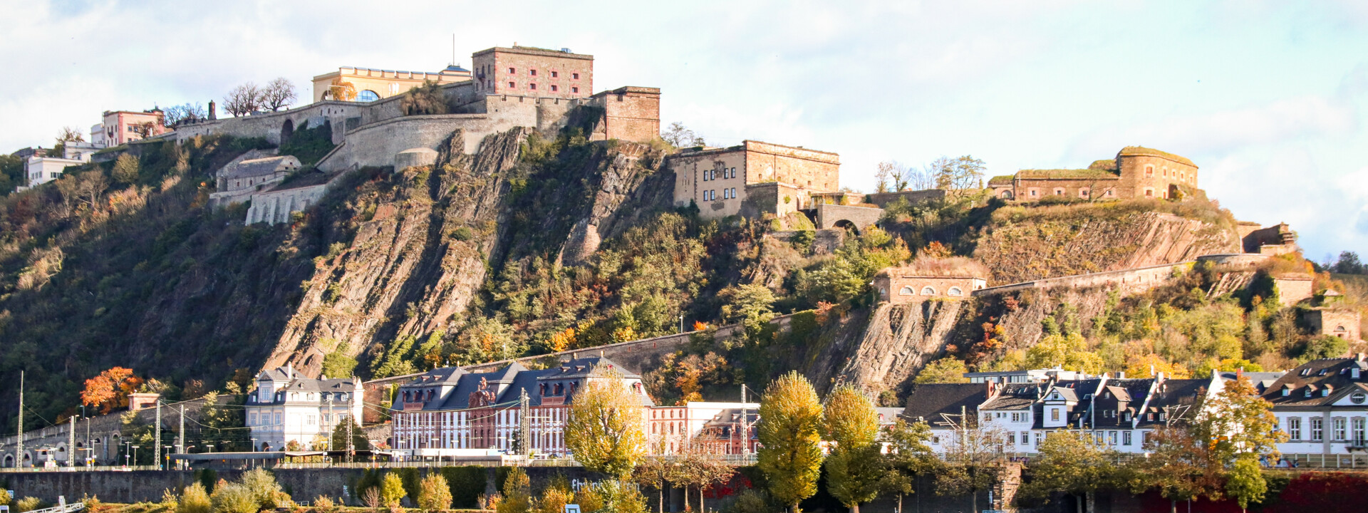 Festung Ehrenbreitstein © Johannes Bruchhof Blick über den Rhein mit der Festung Ehrenbreitstein auf einem Hügel © Johannes Bruchhof