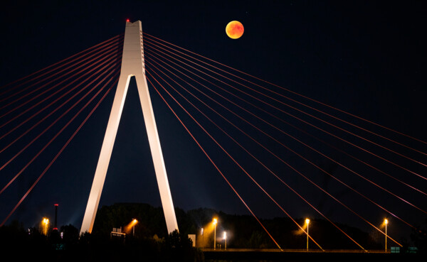 Kampage_2021_Bildmotive-einzeln_1920x1080px_07.2021_01m.jpg ©  Nachtaufnahme der Rheinbrücke in Neuwied ©