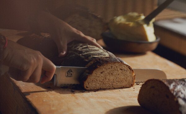 Brot der Bäckerei Gassen © Philip Bruederle  Frisches Brot wird geschnitten © Philip Bruederle