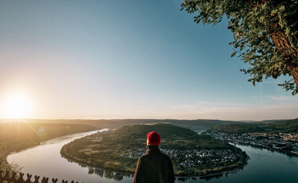 Person vor der Rheinschleife bei Boppard © Philip Bruederle Person vor der Rheinschleife bei Boppard © Philip Bruederle