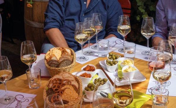 © Weingut Spurzem Bedeckter Tisch mit Brot, Häppche und vollen Weingläsern © Weingut Spurzem