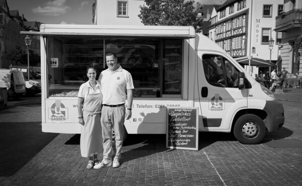 Inhaber*innen Bäckerei Gassen © Philip Bruederle  Yvonne und Jens Gassen stehen vor ihrem Verkaufswagen © Philip Bruederle