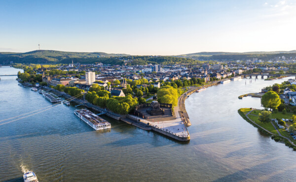 Luftaufnahme Deutsches Eck Koblenz © Koblenz-Touristik GmbH, Dominik Ketz Luftaufnahme vom Deutschen Eck in Koblenz mit der Seilbahn, dem Rhein, der Mosel und Schiffen im Vordergrund © Koblenz-Touristik GmbH, Dominik Ketz
