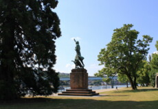 Preussen © Koblenz-Touristik GmbH Görresdenkmal in den Rheinanlagen umgeben von Wiese und Bäumen © Koblenz-Touristik GmbH