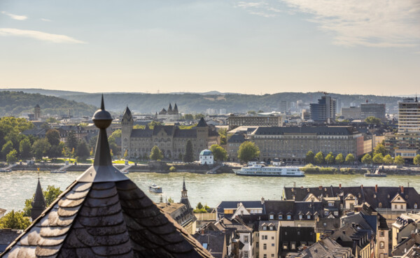 Koblenz Rhein Preußisches Regierungsgebäude Turm Schiff © Koblenz-Touristik GmbH, Dominik Ketz Ausblick über Koblenz vom Stadtteil Ehrenbreitstein aus mit mehreren Türmen, dem preußischen Regierungsgebäude, dem Pegelhaus und dem Rhein im Blick © Koblenz-Touristik GmbH, Dominik Ketz