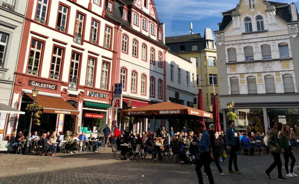 Menschen sitzen an Cafétischen in der Koblenzer Altstadt © Koblenz-Stadtmarketing GmbH Menschen sitzen an Cafétischen in der Koblenzer Altstadt © Koblenz-Stadtmarketing GmbH