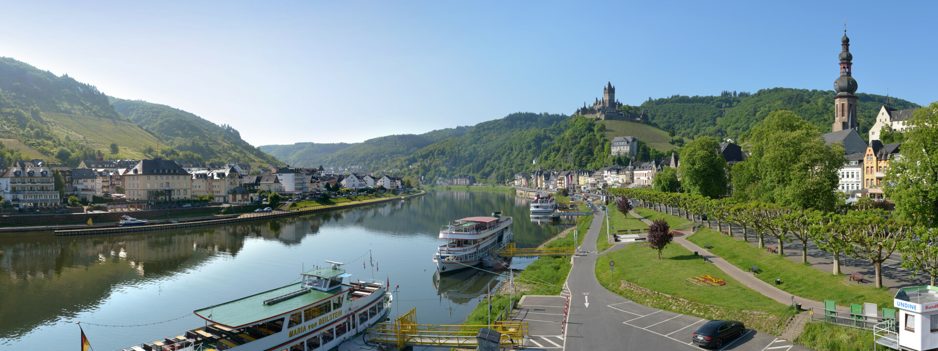 © Tourist-Information Ferienland Cochem Passagierschiffe angelegt am Moselufer in Cochem mit Reichsburg im Hintergrund © Tourist-Information Ferienland Cochem