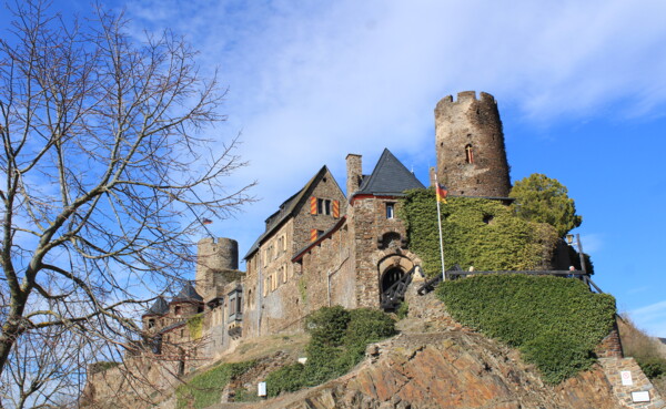 Blick auf die Burg Thurant auf einer Bergkuppe, im Vordergrund ein Baum ohne Blätter und im Hintergrund blauer Himmel © Koblenz-Touristik GmbH, Katharina Röper  Blick auf die Burg Thurant auf einer Bergkuppe, im Vordergrund ein Baum ohne Blätter und im Hintergrund blauer Himmel © Koblenz-Touristik GmbH, Katharina Röper