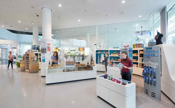 Shop in der Tourist-Information, Forum Confluentes, Koblenz © Koblenz-Touristik, Gauls, Die Fotografen  © Koblenz-Touristik, Gauls, Die Fotografen