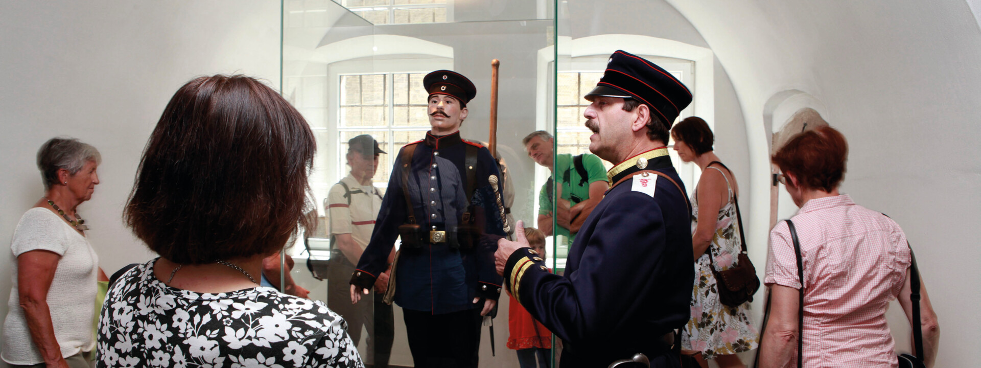 Verkleideter Führer redet mit einer Führungsgruppe im Museum © Koblenz-Touristik GmbH Verkleideter Führer redet mit einer Führungsgruppe im Museum © Koblenz-Touristik GmbH