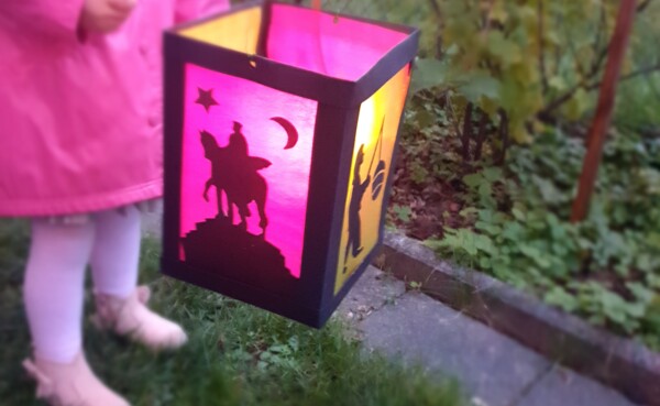 © Koblenz-Touristik GmbH Kind bastelt die Koblenzer St. Martinslaterne © Koblenz-Touristik GmbH