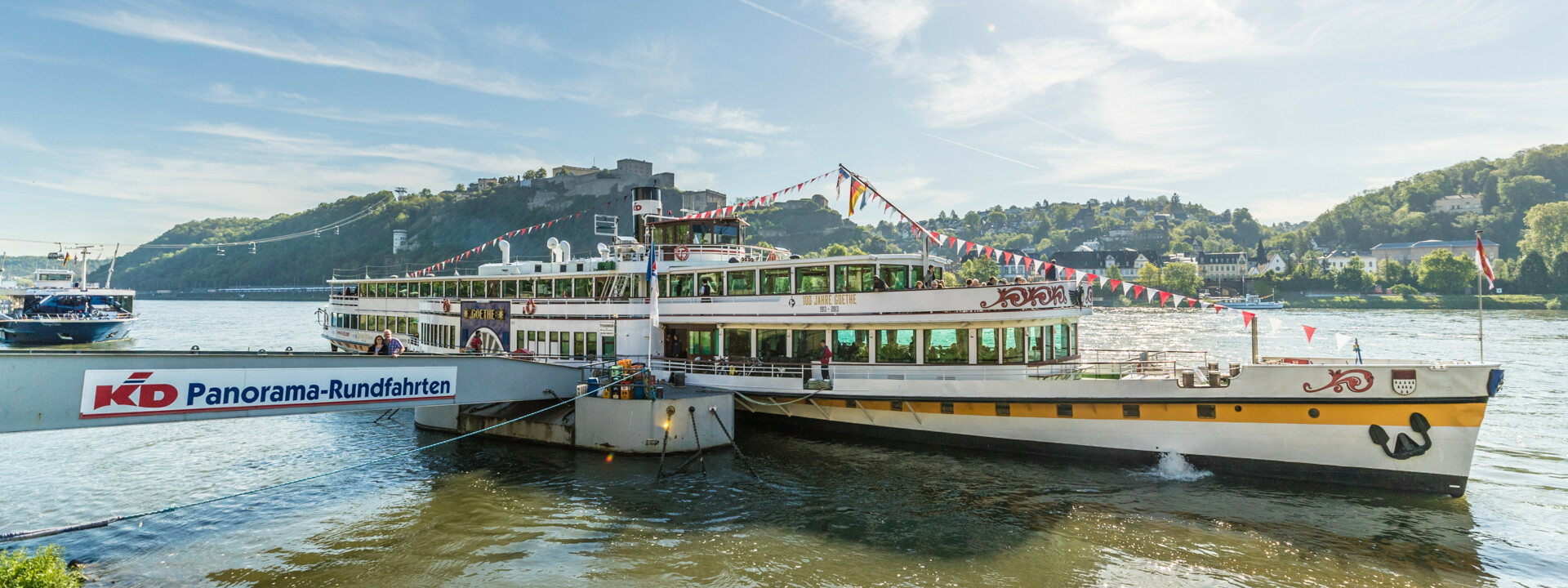 Passagierschiff Goethe angelegt am Rheinufer mit Festung Ehrenbreitstein im Hintergrund © Koblenz-Touristik GmbH, Dominik Ketz Passagierschiff Goethe angelegt am Rheinufer mit Festung Ehrenbreitstein im Hintergrund © Koblenz-Touristik GmbH, Dominik Ketz