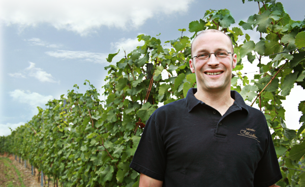 Winzer Johannes Müller lächelt für die Kamera in seinem Weinberg © Koblenz-Touristik GmbH Winzer Johannes Müller lächelt für die Kamera in seinem Weinberg © Koblenz-Touristik GmbH