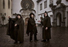 Bekleidet Stadtführer:innen stehen auf dem Jesuitenplatz in Koblenz bei Nacht © Koblenz-Touristik GmbH, Picture Colada Bekleidet Stadtführer:innen stehen auf dem Jesuitenplatz in Koblenz bei Nacht © Koblenz-Touristik GmbH, Picture Colada