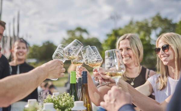 Freundesgruppe sto&szlig;t an &copy; Picture Colada