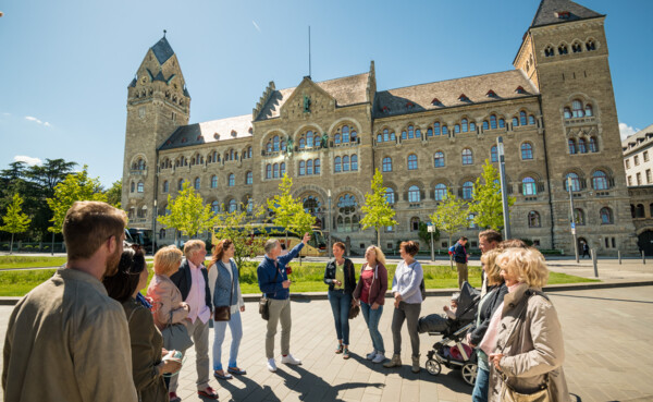 Führungsgruppe vor dem Preußischen Regierungsgebäude in Koblenz © Koblenz-Touristik GmbH, Dominik Ketz Führungsgruppe vor dem Preußischen Regierungsgebäude in Koblenz © Koblenz-Touristik GmbH, Dominik Ketz
