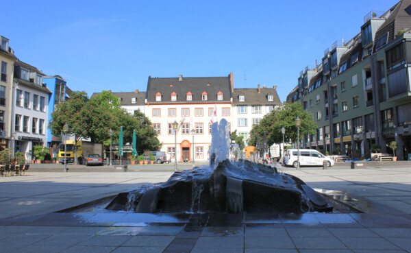 © Koblenz-Touristik GmbH Brunnen auf dem Münzplatz mit Haus Metternich und Geschäfte im Hintergrund © Koblenz-Touristik GmbH