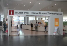 Familie lässt sich von der Tourist-Information im Forum Confluentes beraten © Koblenz-Touristik GmbH Familie lässt sich von der Tourist-Information im Forum Confluentes beraten © Koblenz-Touristik GmbH