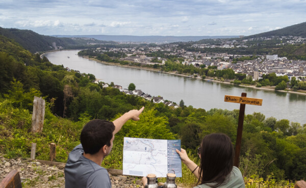 Wanderer blicken auf das Obere Mittelrheintal © Ryne und Denise Cook