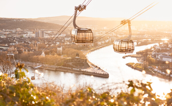 Seilbahn und Deutsches Eck © Koblenz-Touristik GmbH Johannes Bruchhof.jpg ©  Seilbahn und Deutsches Eck beim Sonnenuntergang ©