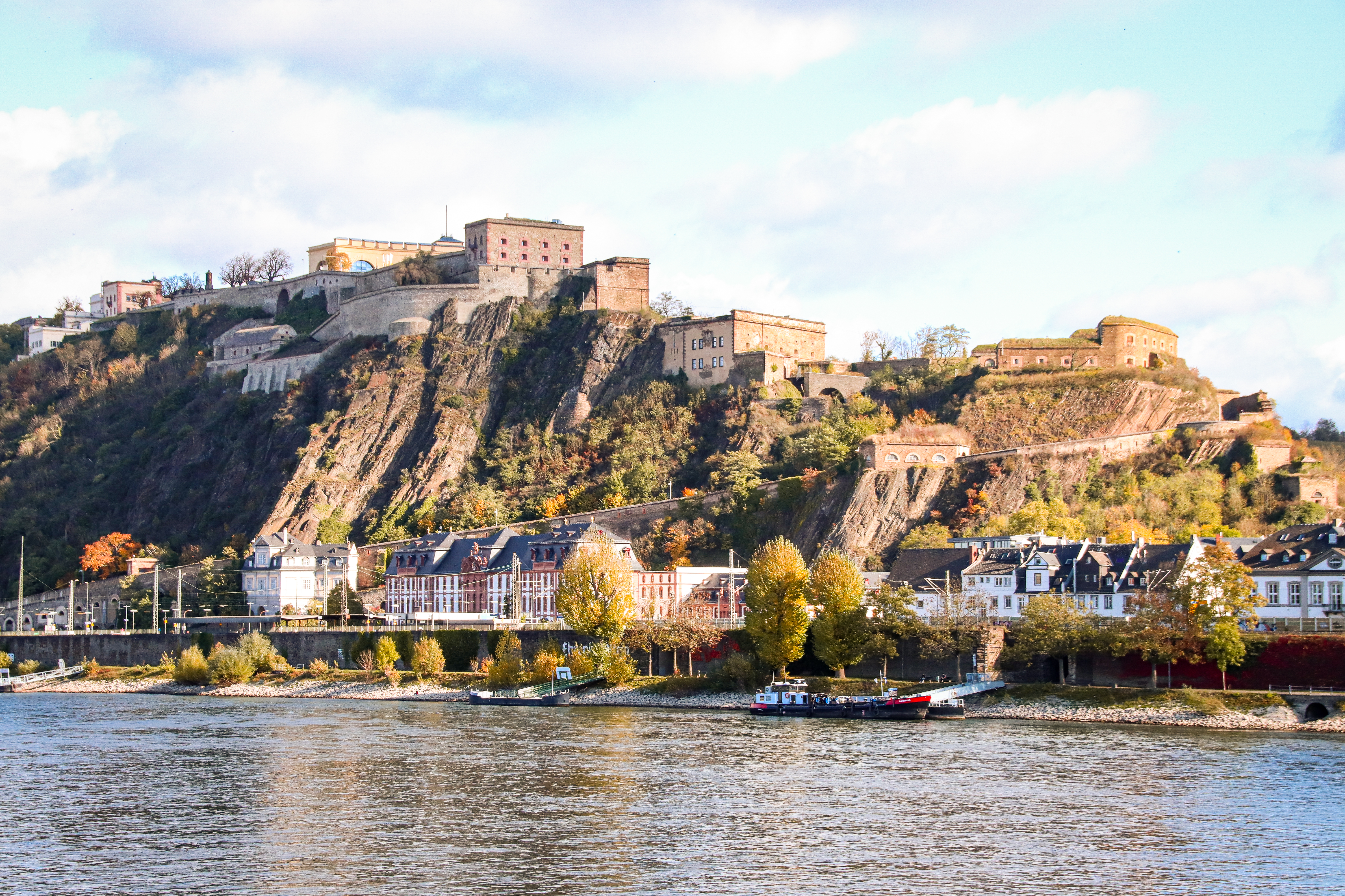 Festung Ehrenbreitstein © Johannes Bruchhof Blick über den Rhein mit der Festung Ehrenbreitstein auf einem Hügel © Johannes Bruchhof