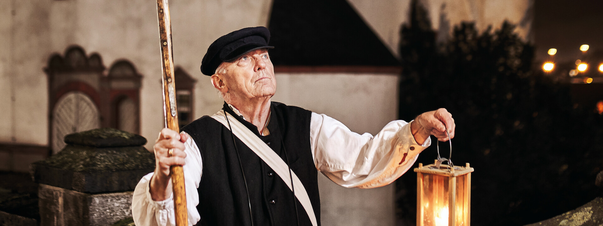 Stadtführer, bekleidet als früherer Nachtwächter, hält Laterne und Hellebarde vor der Alten Burg in Koblenz © Koblenz-Touristik GmbH, Picture Colada Stadtführer, bekleidet als früherer Nachtwächter, hält Laterne und Hellebarde vor der Alten Burg in Koblenz © Koblenz-Touristik GmbH, Picture Colada