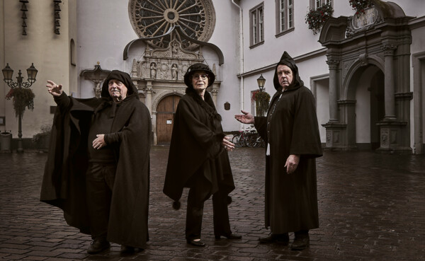 Kostümierte Stadtführer*innen stehen auf dem Jesuitenplatz in Koblenz bei Nacht © Koblenz-Touristik GmbH, Picture Colada Kostümierte Stadtführer*innen stehen auf dem Jesuitenplatz in Koblenz bei Nacht © Koblenz-Touristik GmbH, Picture Colada