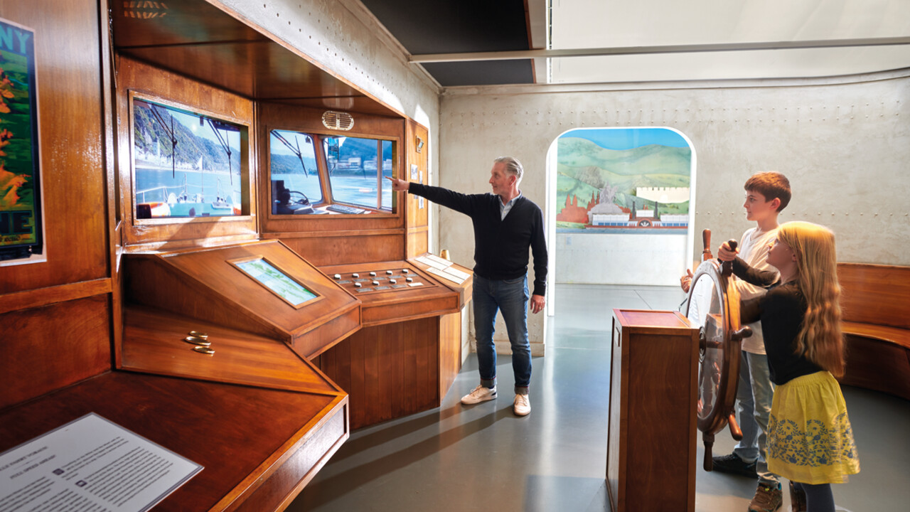 © Koblenz-Touristik GmbH, Gauls Opa zeigt Enkelkindern etwas auf dem Bildschirm in der Schiffsausstellung des Romanticums © Koblenz-Touristik GmbH, Gauls