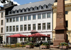 © Deinhard KG Außenansicht des Koblenzer Sektmuseums mit Wenceslaus Denkmal im Vordergrund © Deinhard KG