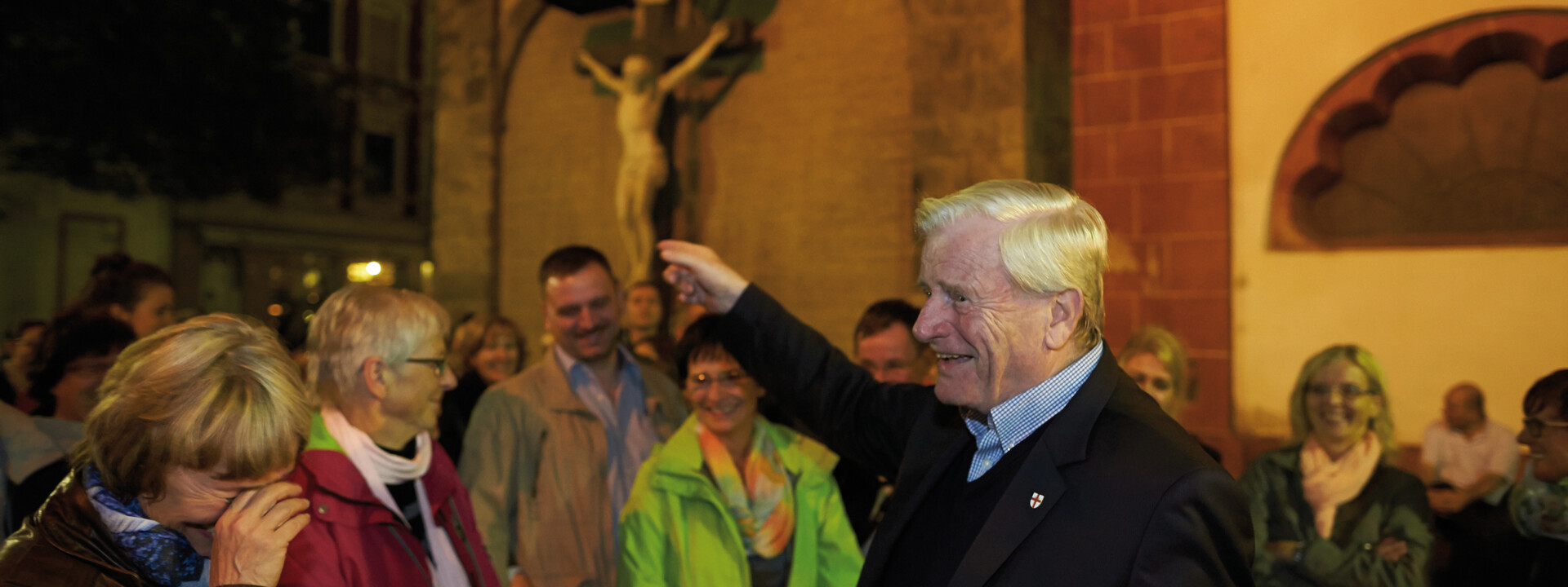 Manfred Gniffke bringt Führungsgruppe zum Lachen © Koblenz-Touristik GmbH, Thomas Frey Manfred Gniffke bringt Führungsgruppe zum Lachen © Koblenz-Touristik GmbH, Thomas Frey