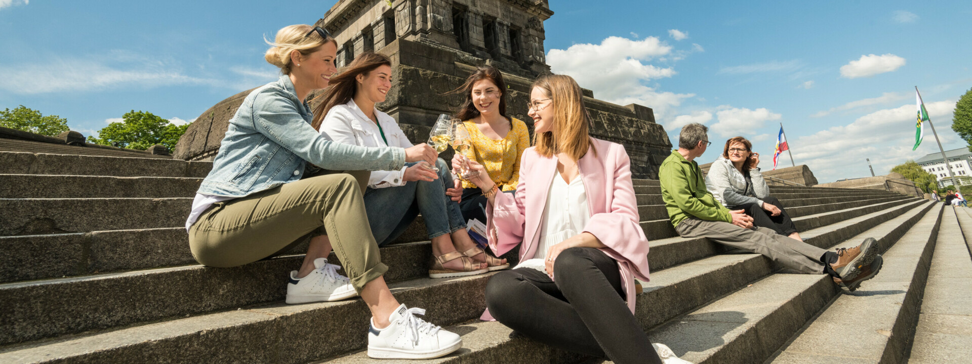 Mädels Wein Deutsches Eck © Koblenz-Touristik GmbH, Dominik Ketz Mädels trinken Wein auf den Stufen des Deutschen Ecks © Koblenz-Touristik GmbH, Dominik Ketz