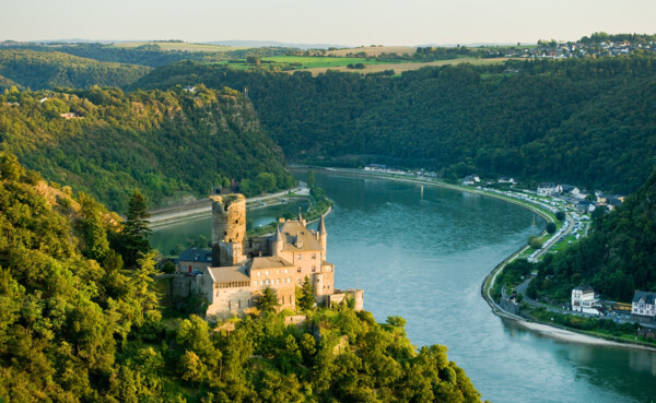 Luftaufnahme von der Burg Katz mit Loreleyfelsen im Hintergrund und der Rhein fließt durch © Rheinland-Pfalz Tourismus GmbH, Dominik Ketz Luftaufnahme von der Burg Katz mit Loreleyfelsen im Hintergrund und der Rhein fließt durch © Rheinland-Pfalz Tourismus GmbH, Dominik Ketz