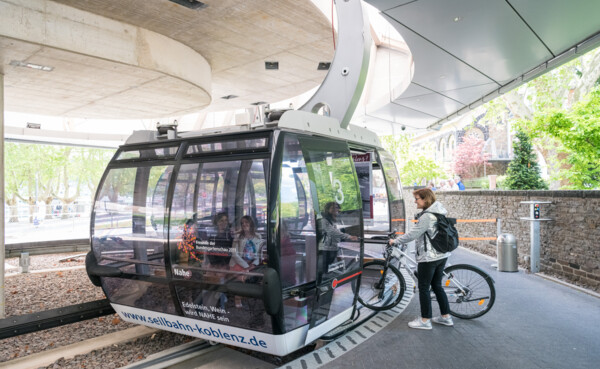 Fahrradfahrerin steigt mit ihrem Fahrrad in die Seilbahn ein © Koblenz-Touristik GmbH, Dominik Ketz Fahrradfahrerin steigt mit ihrem Fahrrad in die Seilbahn ein © Koblenz-Touristik GmbH, Dominik Ketz