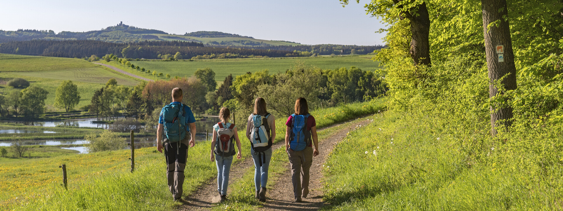 ©  Familie wandert in der Eifel ©