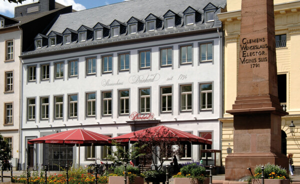 Außenansicht des Koblenzer Sektmuseums mit Wenceslaus Denkmal im Vordergrund © Deinhard KG Außenansicht des Koblenzer Sektmuseums mit Wenceslaus Denkmal im Vordergrund © Deinhard KG