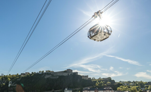 Die Seilbahn Koblenz hinterbeleuchtet von der Sonne mit Rhein im Vordergrund und Festung Ehrenbreitstein im Hintergrund © Koblenz-Touristik GmbH, Dominik Ketz Die Seilbahn Koblenz hinterbeleuchtet von der Sonne mit Rhein im Vordergrund und Festung Ehrenbreitstein im Hintergrund © Koblenz-Touristik GmbH, Dominik Ketz