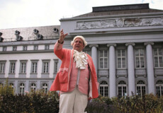 © Koblenz-Touristik GmbH Stadtführer in Kostüm vor dem Kurfürstlichen Schloss in Koblenz © Koblenz-Touristik GmbH