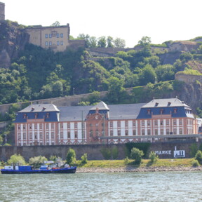 © Koblenz-Touristik GmbH Dikasterialgebäude am Rheinufer vor der Festung Ehrenbreitstein mit dem Rhein im Vordergrund © Koblenz-Touristik GmbH