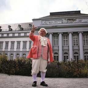 © Koblenz-Touristik GmbH Stadtführer in Kostüm vor dem Kurfürstlichen Schloss in Koblenz © Koblenz-Touristik GmbH