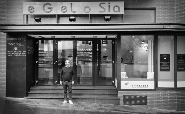 eGeLoSIa © Philip Bruederle  Claudio Zanette staat voor zijn winkel "eGeLoSIa" © Philip Bruederle