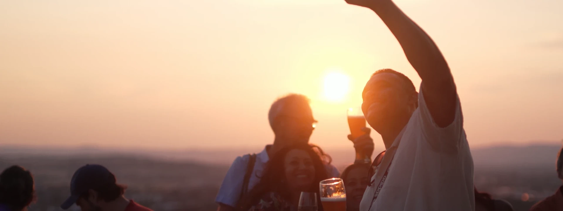 Horizonte Weltmusikfestival 2022 © PlusPunktFilm Mann macht von sich ein Selfie, im Hintergrund Sonnenuntergang  © PlusPunktFilm