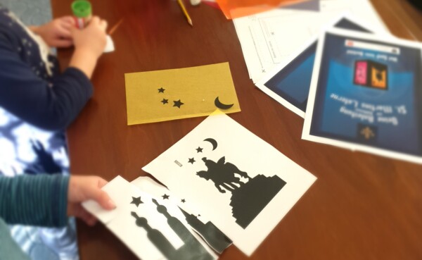 Kind bastelt die Koblenzer St. Martinslaterne ©  Kind bastelt die Koblenzer St. Martinslaterne ©