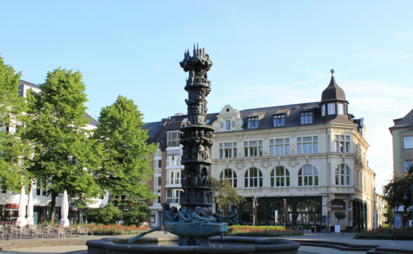 Historiensäule_Görresplatz_24.05.2017_© Koblenz-Touristik_17.jpg ©  Der Görresplatz mit Historiensäule  ©