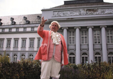 City guide in costume in front of the Electoral Palace in Koblenz © Koblenz-Touristik GmbH City guide in costume in front of the Electoral Palace in Koblenz © Koblenz-Touristik GmbH